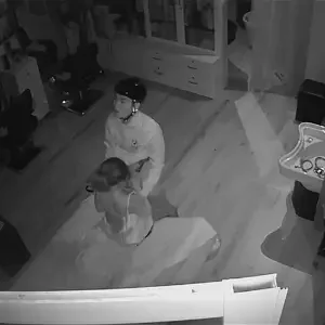 Hack camera chị chủ salon tóc và anh shipper giao hàng đêm