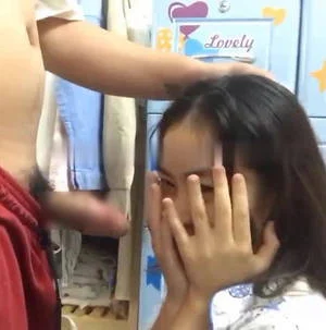 Bé nữ sinh đang bú cu mà anh cứ dí điện thoại vào quay mặt em