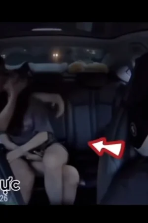 Cặp đôi ăn hàng trên xe taxi