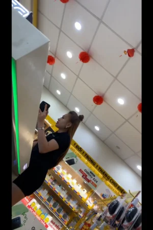 Quay lén lọt khe em nhân viên TGDĐ