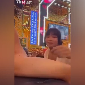 Bú cu anh khách trong phòng hát Karaoke anh bo 5 xị