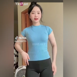 Mẫn Nghi Tiktoker vừa show bướm vừa nhảy giật giật