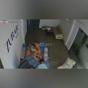 Thỏa mãn nhu cầu sinh lý của 2 vợ chồng dù con nhỏ vẫn đang nằm cạnh