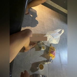 Làm vài lon bia cho ấm người rồi ta vào cuộc vui thác loạn