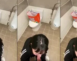 Lén lút trong nhà vệ sinh nam siêu thị em mút chùn chụt như chết đói